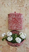 Red and white lavabo